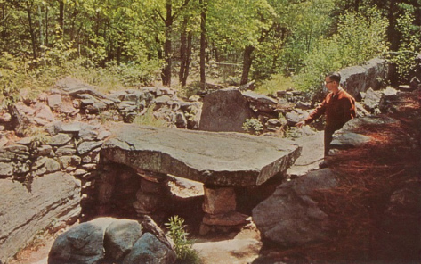 "Amerikanisches"
                Stonehenge in North Salem (New Hampshire), der
                Opfertisch