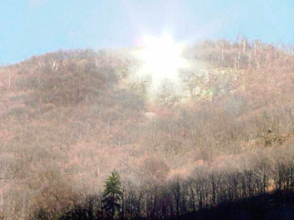 Ein Spiegel blendet mit
                Sonnenlicht