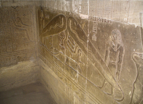 Relief mit 2 Glhbirnen in einer Ecke im Tempel von
                Dendera