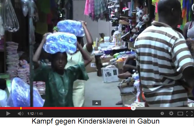 Kindersklaven
                              arbeiten als Trger auf einem Markt von
                              Libreville in Gabun