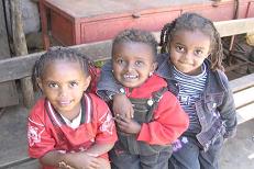 Eritrea:
                              Kinder auf dem Markt Medeber in Asmara
                              2003