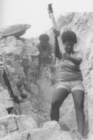 Eritrea ab 1978: Frauen
                            graben Schtzengraben