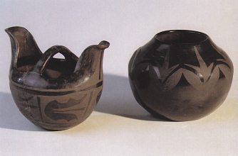 Pottery black on black of eastern
                              Pueblos in San Ildefonso