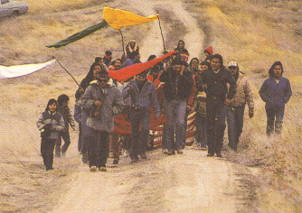 Eine Lakota-Gruppe auf dem
                Sternmarsch zum Wounded Knee 27.2.1983