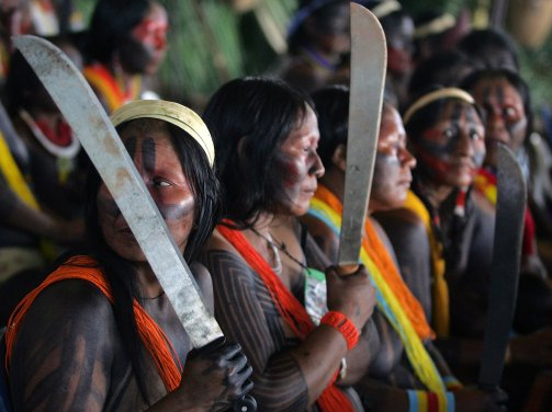 Die Indigenas am Xingu-Fluss sind
                kampfbereit