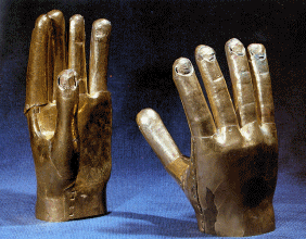 Moche-Goldarbeiten: Goldene Hände eines
                    Begräbnisses
