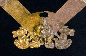 Moche-Schmuck: Nasenmaske in Gold und Silber
                    mit Menschenkopf und zwei Füchsen