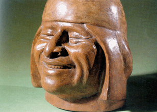 Moche-Gefäss: Portrait eines lachenden
                    Herrschers