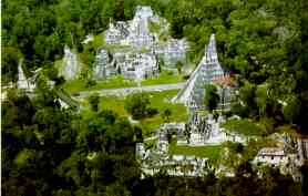 Maya in Tikal: Tempelgelände