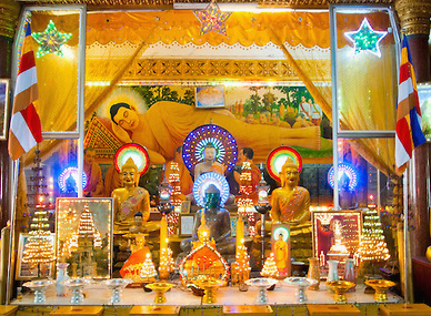 Ein
                        Buddha-Denkmal in einem buddhistischen Tempel in
                        Phnom Penh, Kambodscha