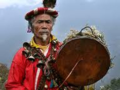 Nepal, ein Stammesltester (Schamane) der
                      Tamang mit Trommel