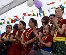 Nepal, Frauen der Magar in traditionellen
                      Kleidern