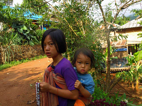 Nord-Thailand, Schwestern in einem Dorf der Akha