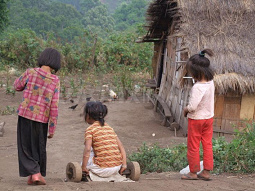 Kinder in einem Dorf der Lisu in Thailand
                        an der thailndisch-burmesischen Grenze, Spiel
                        am Hang