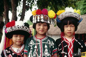 Kinder in einem Dorf der Lisu in Thailand
                        in traditionellen Kleidern