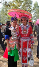 Zwei Frauen der Meo
                        (Hmong) in Laos in traditionellen Kleidern bei
                        einer Neujahrsfeier in Nasala