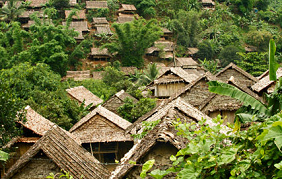 Ein Dorf der Karen an der
                        thailndisch-burmesischen Grenze