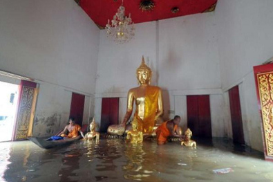 Ein berschwemmter
                        Buddha-Tempel in Ost-Thailand, 3. Oktober 2013