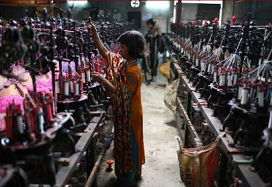 Mdchen
                      in einer Kleiderfabrik in Dhaka