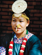 Nepal, eine
                    Frau des Stams der Limbu mit traditionellen
                    Kleidern