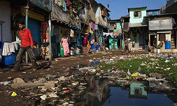 Mumbai, das Slum Dharavi mit
              Husern im Abfall