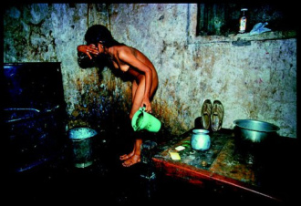 Mumbai, Dusche in einem Haus an
              der Falkland Road mit Kessel und Eimer