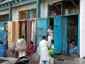 Sexarbeiterinnen in Mumbai an der Falkland Road vor
              ihren Sexzellen