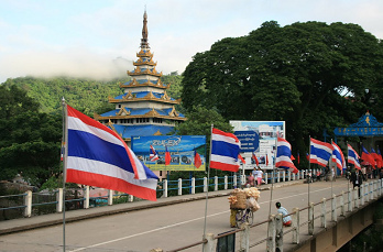 Grenzbrcke bei Mae Sai zwischen
              Burma und Thailand