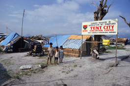 Philippines, tent camp after the outbreak of
                      Pinatubo in 1991