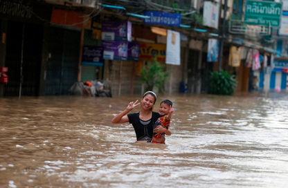 Floods in the town of Kabinburi in
                          Prachinburi province, mother and child,
                          September 28, 2013