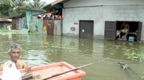 Chachoengsao village in the east of Bangkok
                        meters high under water, one man died by
                        drowning, news from Oct 14, 2013