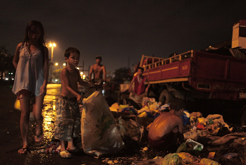 Children are analysing garbage
              in Ulingan, Philippines