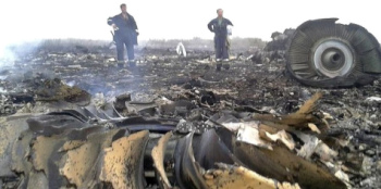 Die
                            Absturzstelle von MH17 mit viel zu kleinen
                            Triebwerken