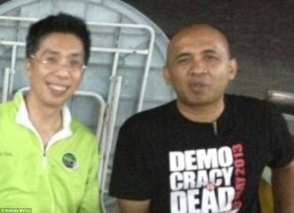 Peter Chong (links) und der Pilot
                              Zaharie Ahmad Shah (rechts) mit einem
                              "Demokratie ist tot"-T-Shirt.
                              Die Polizei untersucht nun, ob die
                              Flugzeugentfhrung ein
                              Anti-Regierungsprotest sein knnte