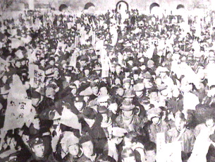 4.5.1919: Studentendemo auf dem
                          Tiananmenplatz in Peking
