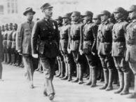 Chiang Kai-Shek: Inspektion von Soldaten
                          in Whampoa