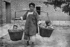 China 1917: Mutter mit zwei Kindern in Körben