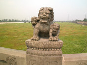 Löwinstatue der Marco-Polo-Brücke mit
                            zwei Jungen