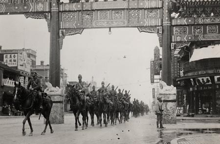 Einmarsch
                japanischer Kavallerie in Peking