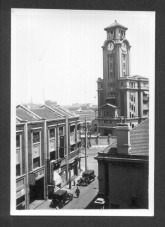 Shanghai 1937: Quartierstrasse mit
                            Uhrturm