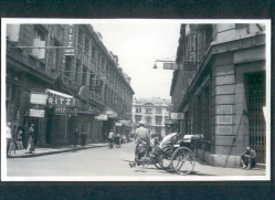 Shanghai 1937: Strassenszene mit Hotel
                          Ritz