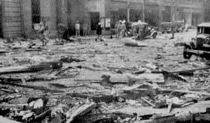 Shanghai 1937: Bombardierung Palast und
                Cathay-Hotel an der Nankingstrasse