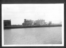 Shanghai 1937: NYK-Hafenterminal
                          bombardiert