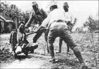 Nanking / Nanjing 1937: Bayonettübung zu
                          dritt