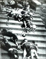 Chongqing 1939: 700 Bombentote, Frauen
                            und Kinder, vor einem Bunker