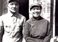 Deng Xiaoping mit Frau Zhuo Lin nach
                            der Heirat im August 1938