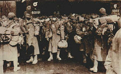September 1945: Japanische
                          Kriegsgefangene warten auf Abtransport