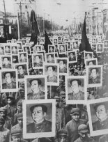 Maos Personenkult: Demonstration mit
                            Mao-Fotos 1948-1955