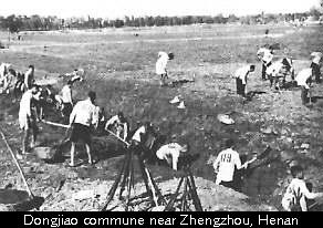 Sprung nach vorn: Bauern graben Kanal von
                          Hand, Zhengzhou, Provinz Henan