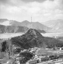 Der Berg Tschagpori in
                        Tibet mit einem Sendeturm, die medizinische
                        Schule ist abgerissen, ab 1959 ca.